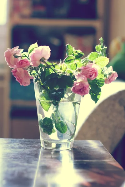 Mazzo di rose in vaso — Foto Stock