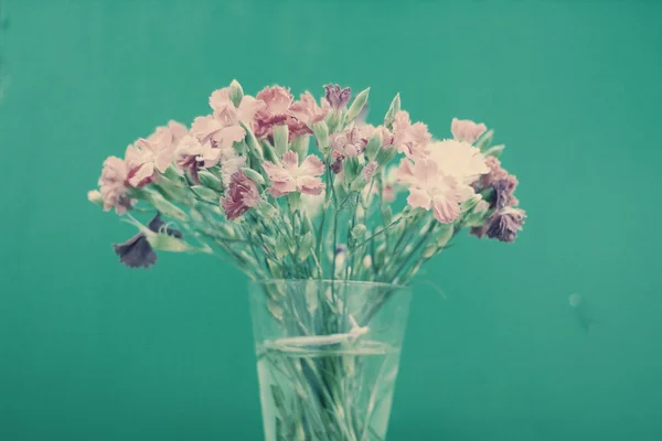 Massa blommor i vas — Stockfoto