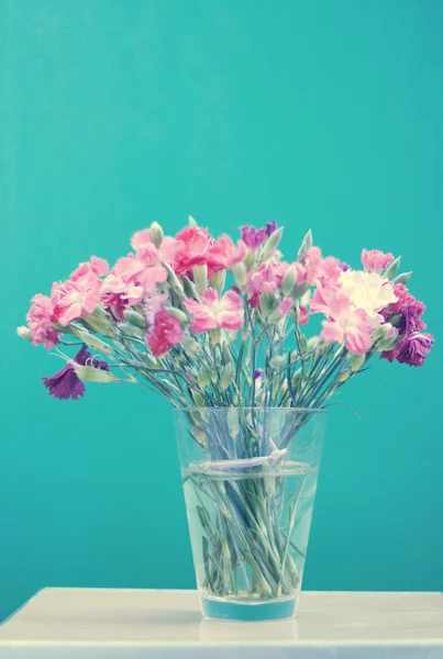 Massa blommor i vas — Stockfoto