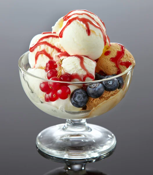 신선 한 열매가 달린 아이스크림 — 스톡 사진