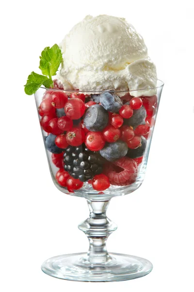 신선한 딸기 아이스크림의 유리 — 스톡 사진