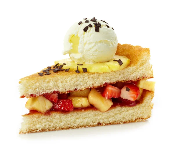 Cake with ice cream and strawberries — Stock Photo, Image