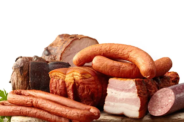 Копченое мясо и колбасы — стоковое фото