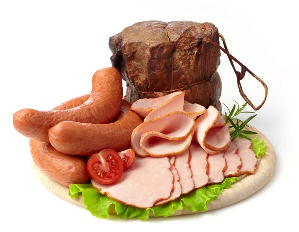 Копченое мясо и колбасы — стоковое фото