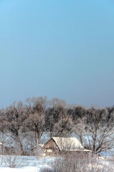 Velha casa de madeira. Inverno . — Fotografia de Stock
