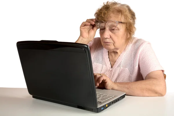 Nonna con il computer portatile isolato su un bianco — Foto Stock
