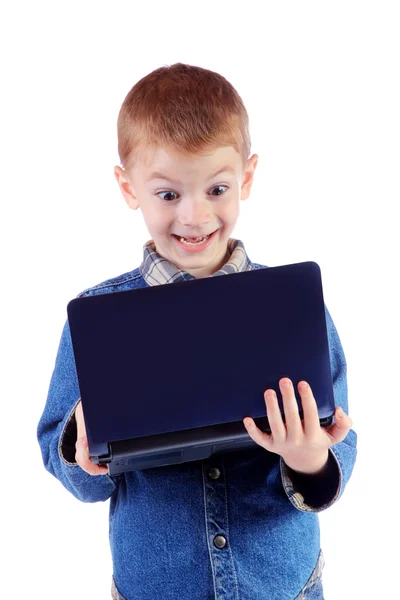 Sürpriz olan kırmızı küçük çocuk içinde belgili tanımlık laptop görünüyor — Stok fotoğraf