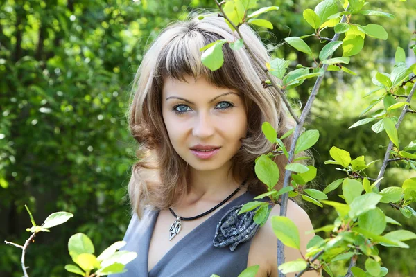 Dívka proti zelené listoví — Stock fotografie