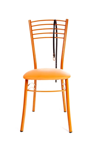 白で隔離される女性ベルトと茶色の椅子 — ストック写真