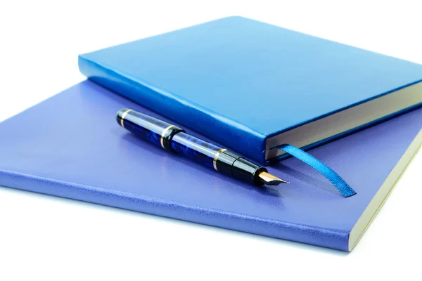 Libros de escritura azul oscuro y pluma estilográfica aislados en un blanco — Foto de Stock