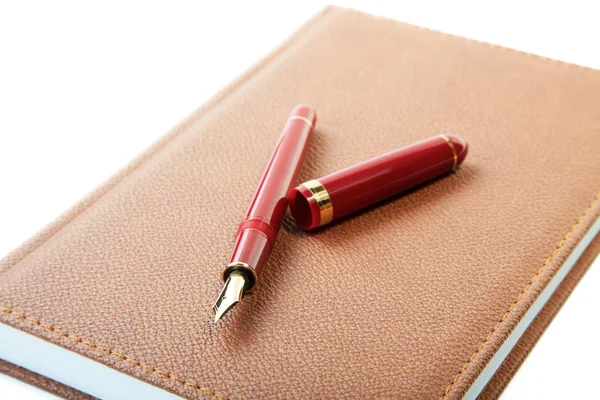 Fountain pen close-up and leather organizer isolated on a white — Stock Photo, Image