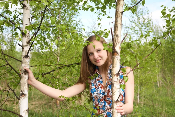 Kız genç ağaç arasında — Stok fotoğraf