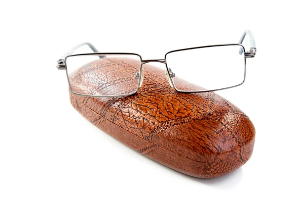 Óculos em um caso isolado em um branco — Fotografia de Stock