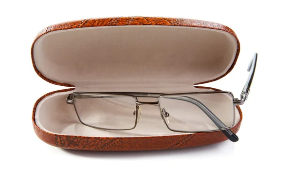 Brille in einem Etui isoliert auf einem weißen — Stockfoto