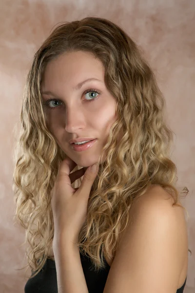 Portret van het mooie meisje in warme kleuren — Stockfoto