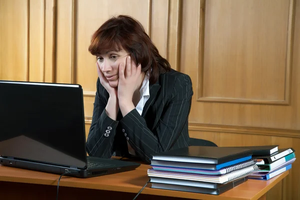 La donna a ufficio tiene per una testa — Foto Stock