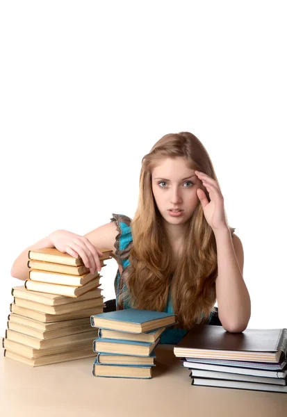 Девушка с грудой книг и книг на белом — стоковое фото