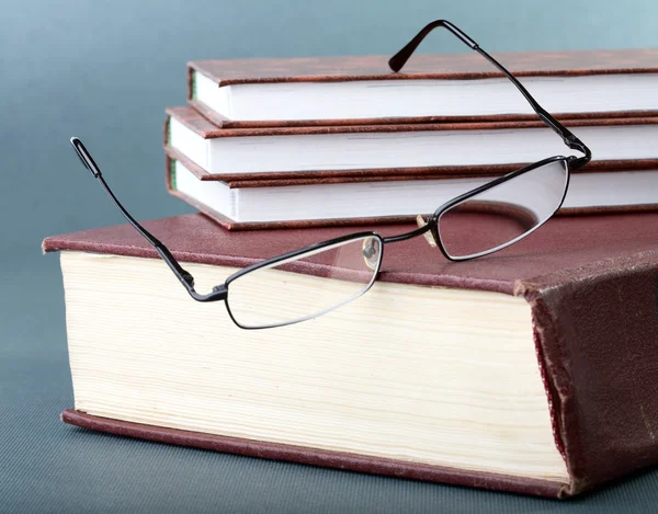 Könyvek és szemüveg — Stock Fotó
