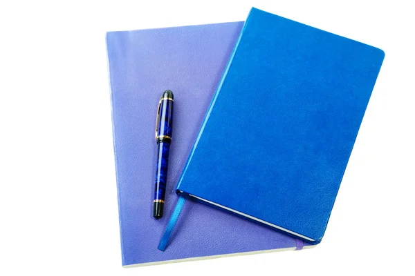 Libros de escritura azul oscuro y pluma estilográfica aislados en un blanco —  Fotos de Stock