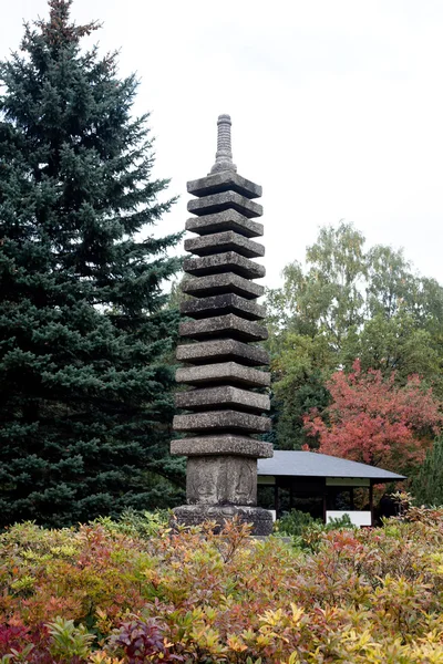 Autumn bush and small stone tower — Stock Photo, Image