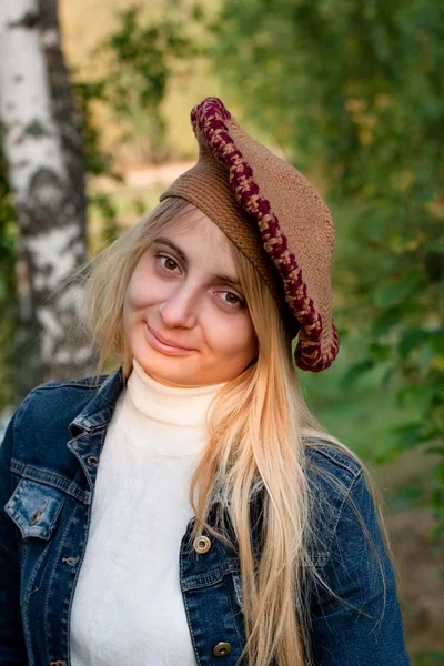 Girl in beret — Stock Photo, Image