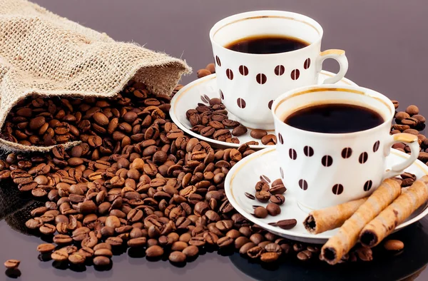 Tasse chaude de café sur fond brun — Photo