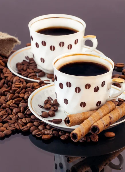 Warme kop koffie op bruine achtergrond — Stockfoto