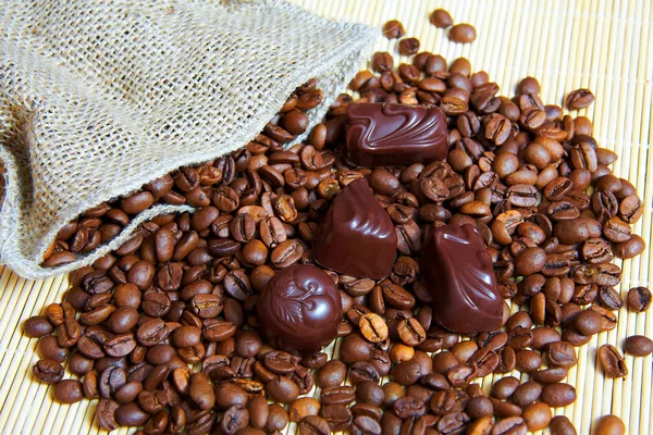 Caramelos de chocolate y granos de café —  Fotos de Stock