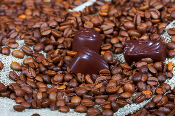 Шоколадні цукерки та кавові зерна — стокове фото