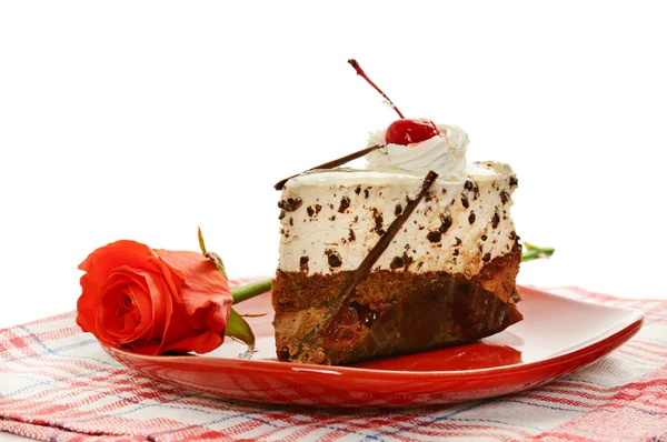 Pastel de chocolate en plato rojo — Foto de Stock