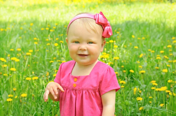 Außenporträt eines süßen kleinen Mädchens — Stockfoto