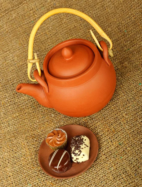 Клейкий чайник со сладостями — стоковое фото