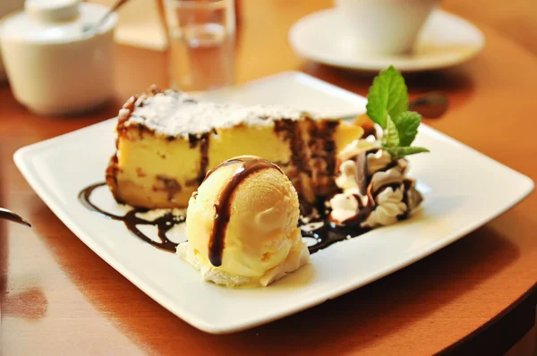 Cheesecake med glass — Stockfoto