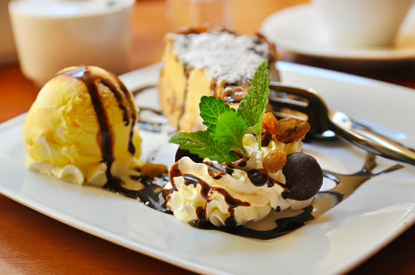 Cheesecake με παγωτό — Φωτογραφία Αρχείου