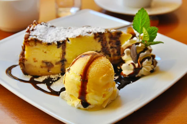 Cheesecake with icecream — Stock Photo, Image