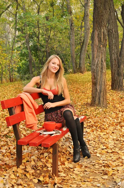 Hösten flicka stående — Stockfoto