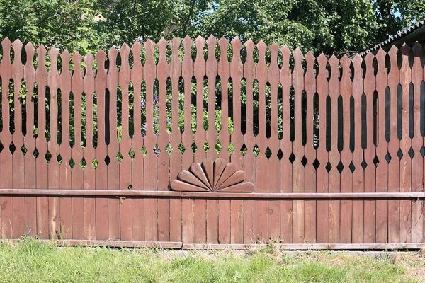 Необычная деревянная ограда — стоковое фото