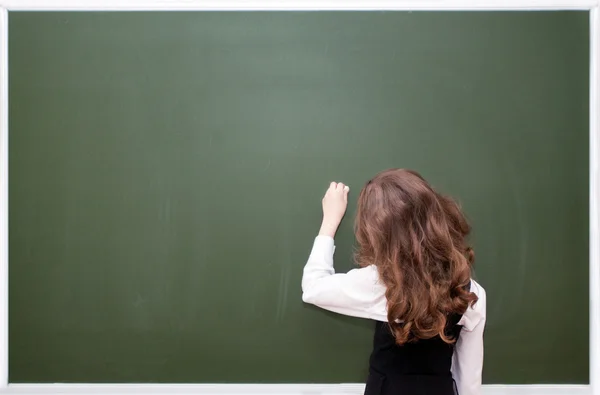 女子高生が黒板に書く — ストック写真