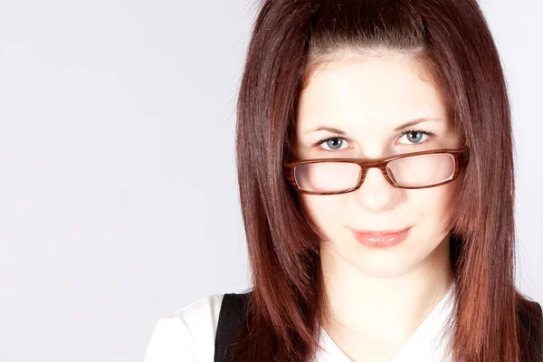 Młoda kobieta nosi okulary z bliska — Zdjęcie stockowe