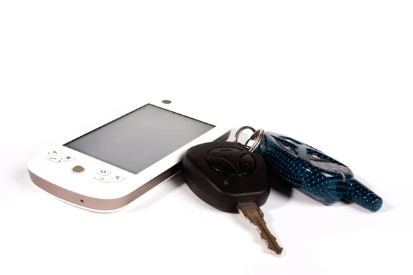 Arabanın anahtarlarını ve akıllı telefon — Stok fotoğraf