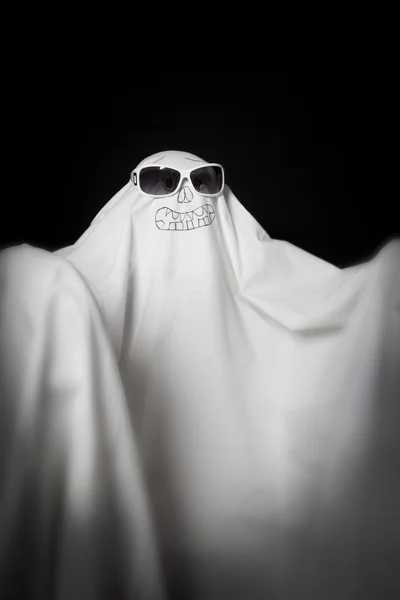 Halloween ett spöke i solglasögon — Stockfoto
