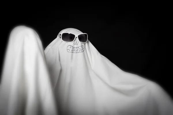 Halloween v ghost v sluneční brýle — Stock fotografie