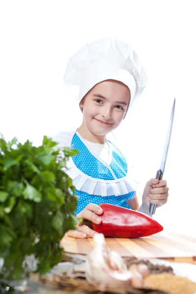 Boldog kis szakács szakács darabolt paprikát — Stock Fotó