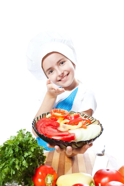 Küçük şef aşçı bir tabak sebze ve salata ile — Stok fotoğraf