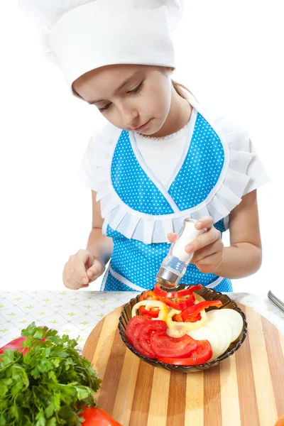 Pequeno chef feliz cozinhar sais salada — Fotografia de Stock