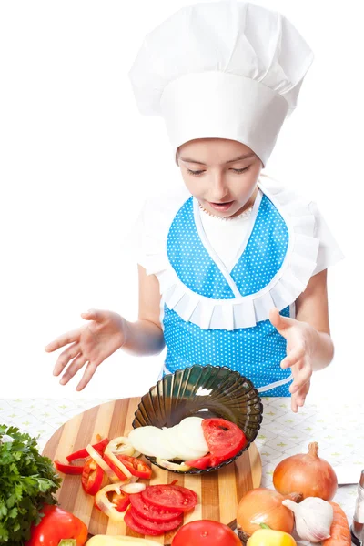 Pequena cozinheira surpreso deixando cair um prato com salada — Fotografia de Stock