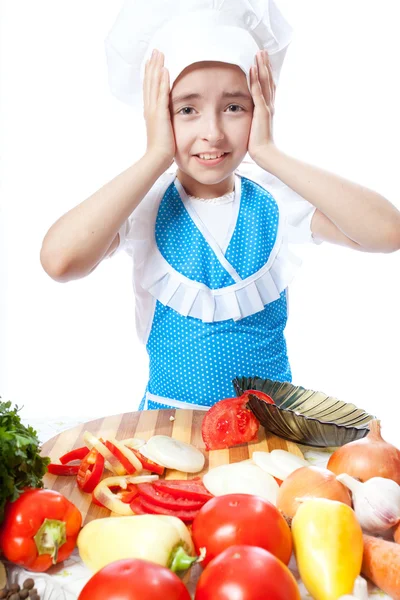 Piccolo cuoco sorpreso che fa cadere un piatto con insalata — Foto Stock