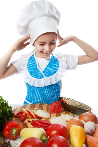 Pequena cozinheira surpreso deixando cair um prato com salada — Fotografia de Stock