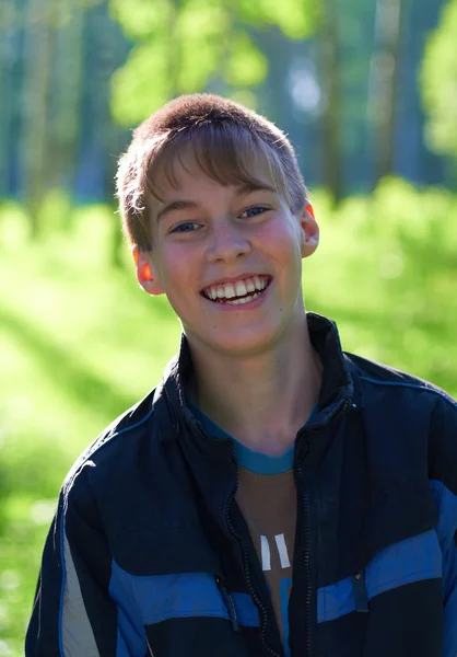 Lachende jongen op een groene achtergrond — Stockfoto