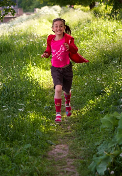 Hübsches junges Mädchen läuft im Park — Stockfoto